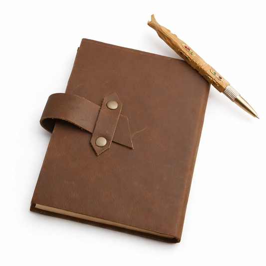 Carnet en cuir vintage marron, fermeture à sangle avec deux boutons