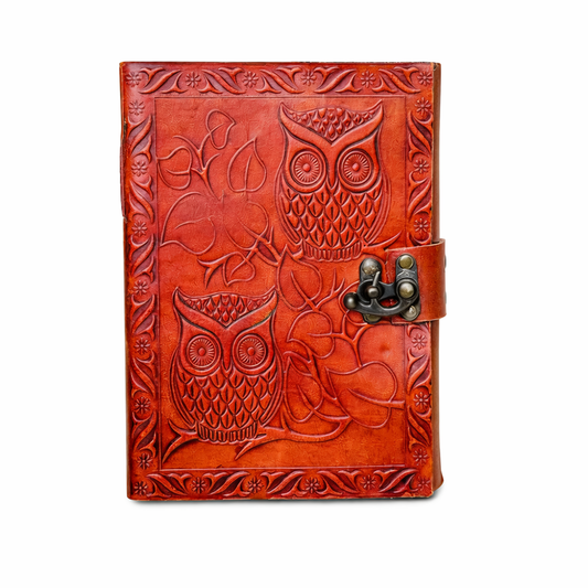 Carnet en cuir Hemys embossé hibou, motif floral, fermoir à boucle métal, orange