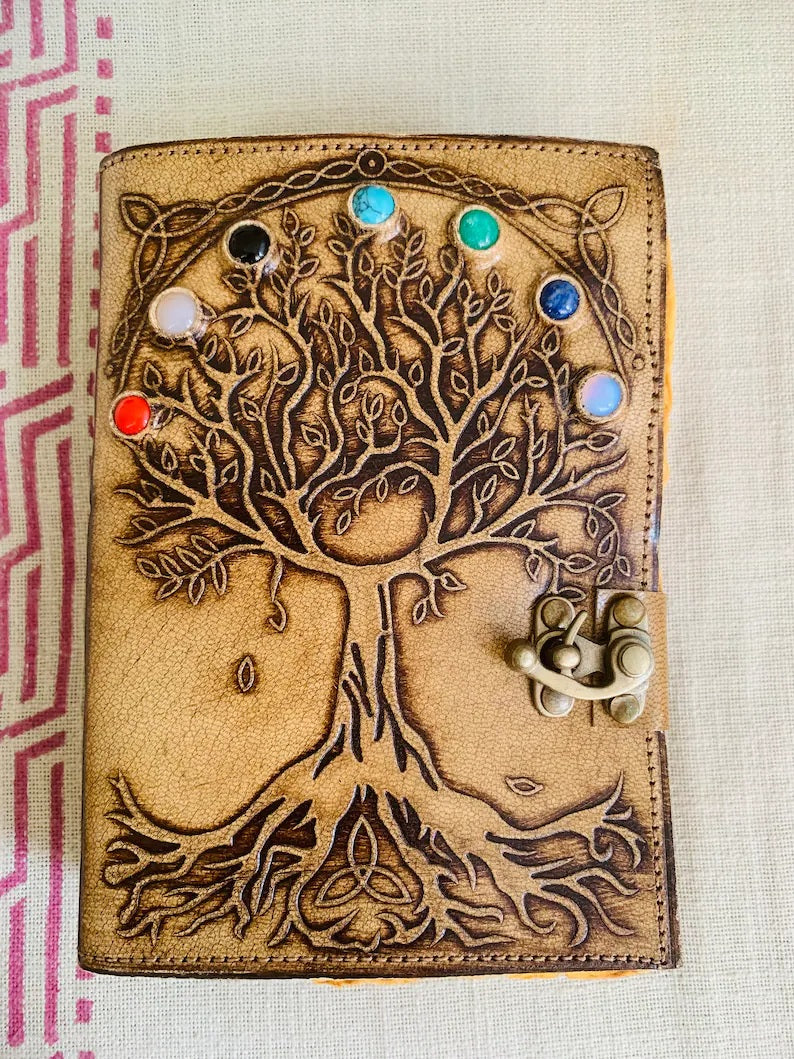 Carnet en cuir brun, arbre de vie gravé, cabochons colorés et fermeture métallique