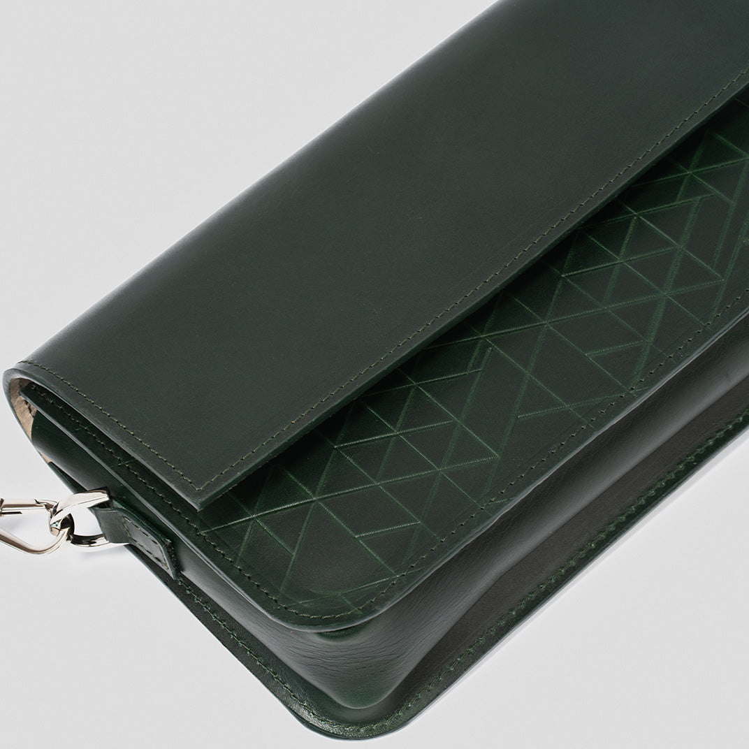 Sac bandoulière cuir vert : rabat et poche à fermeture, doublure à motifs géométriques.