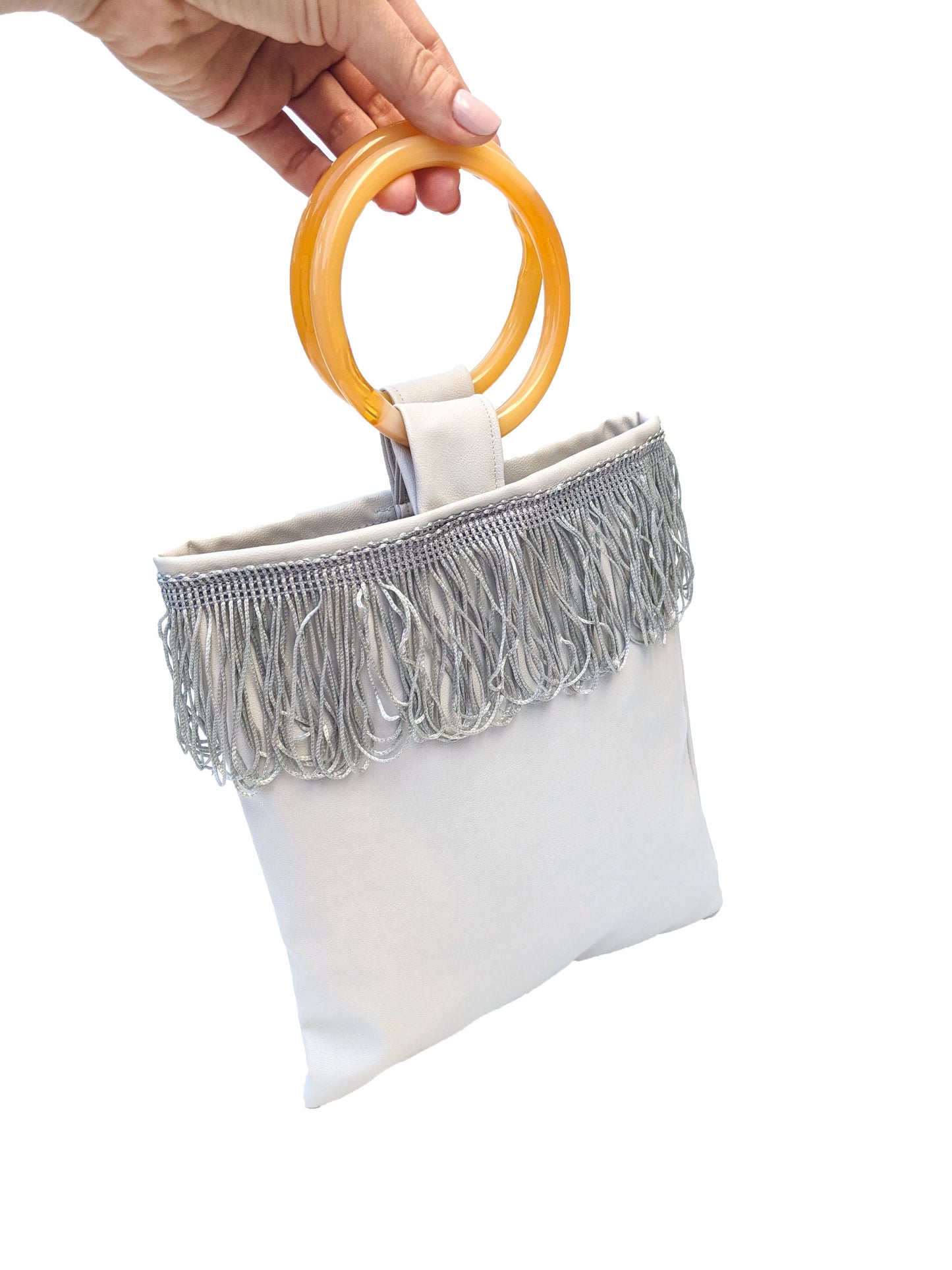 Sac mini en simili cuir gris clair, anse anneau orange et franges sur le haut.