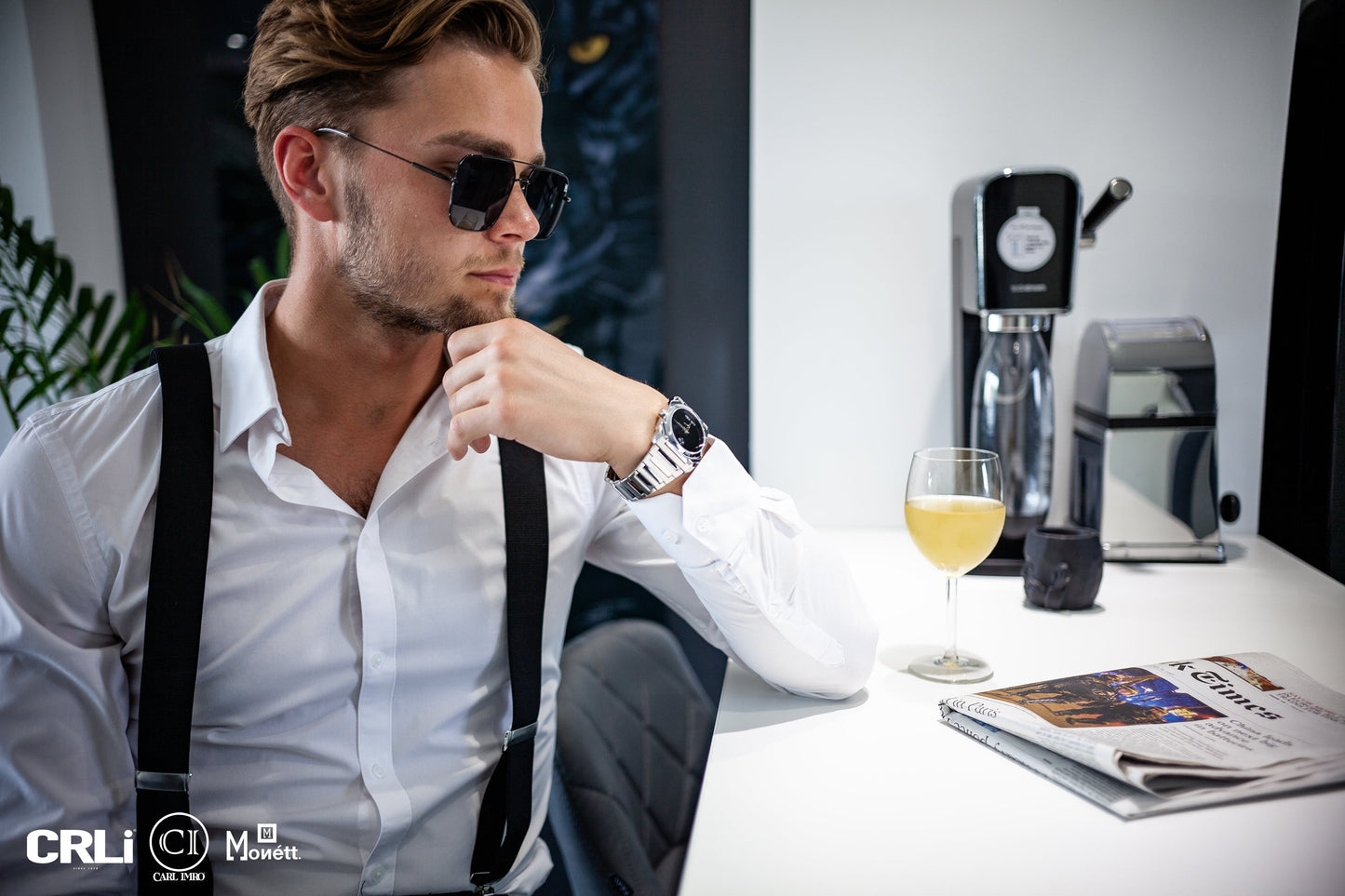 Montre homme à bracelet argenté, cadran bleu foncé, portée avec chemise blanche