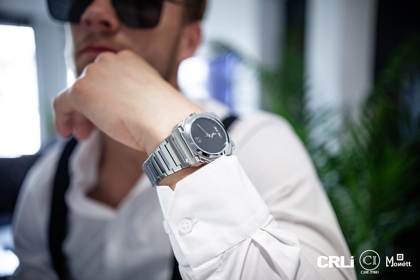 Montre homme à bracelet argenté, cadran bleu foncé, portée sur le poignet
