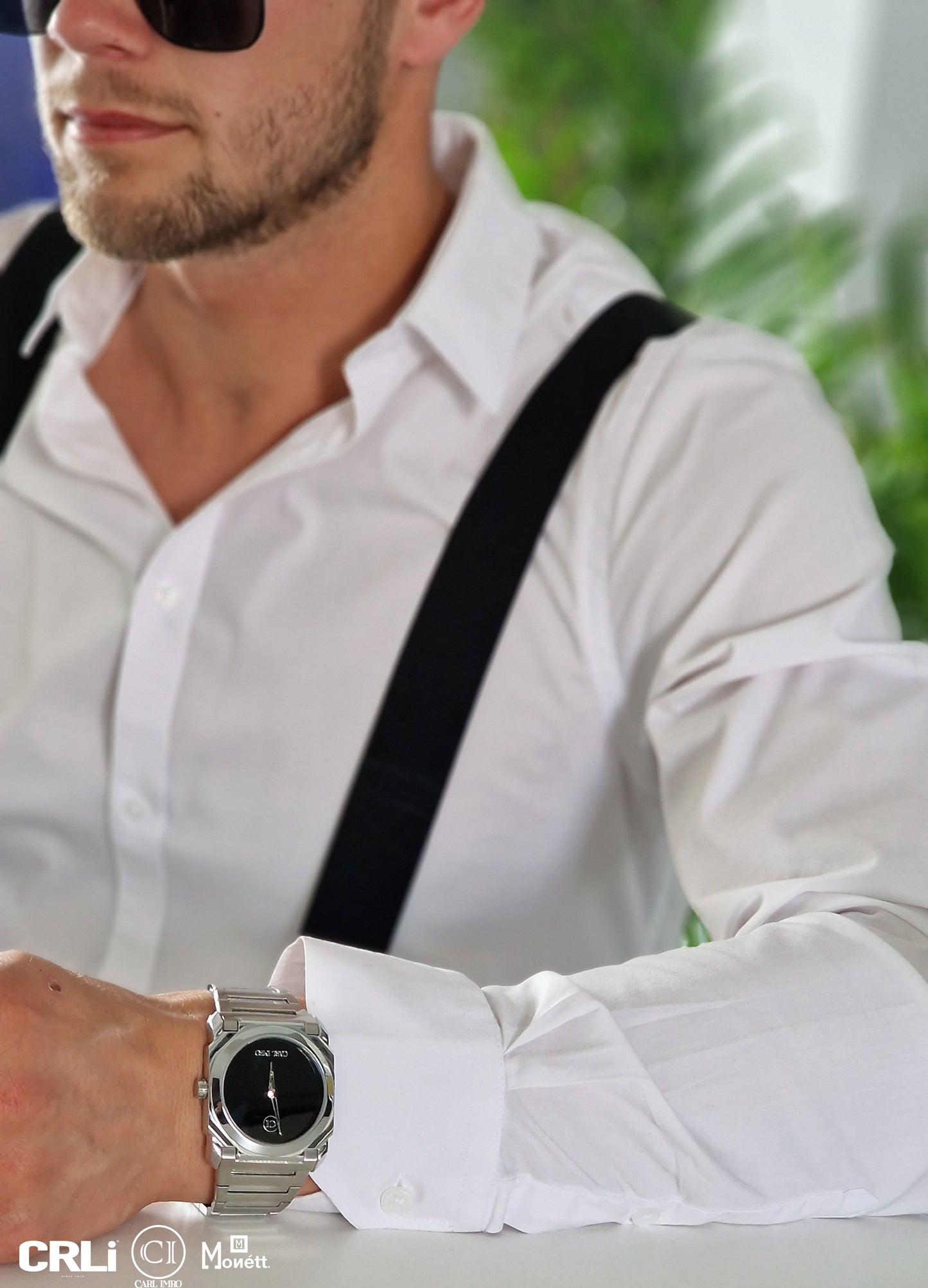 Montre-bracelet au poignet avec bracelet métallique argent et cadran noir