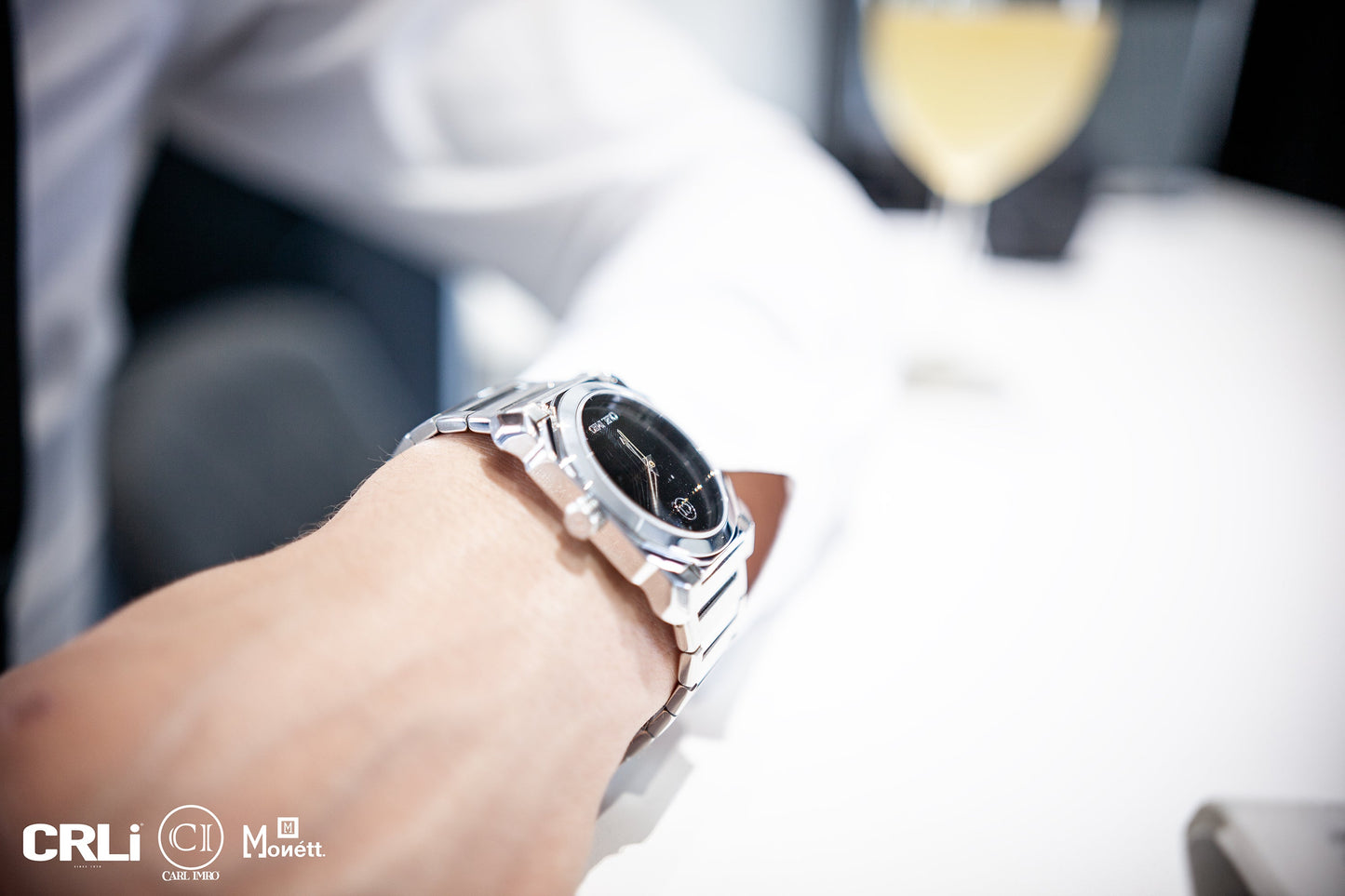 Montre-bracelet argentée à cadran noir sur poignet, gros plan