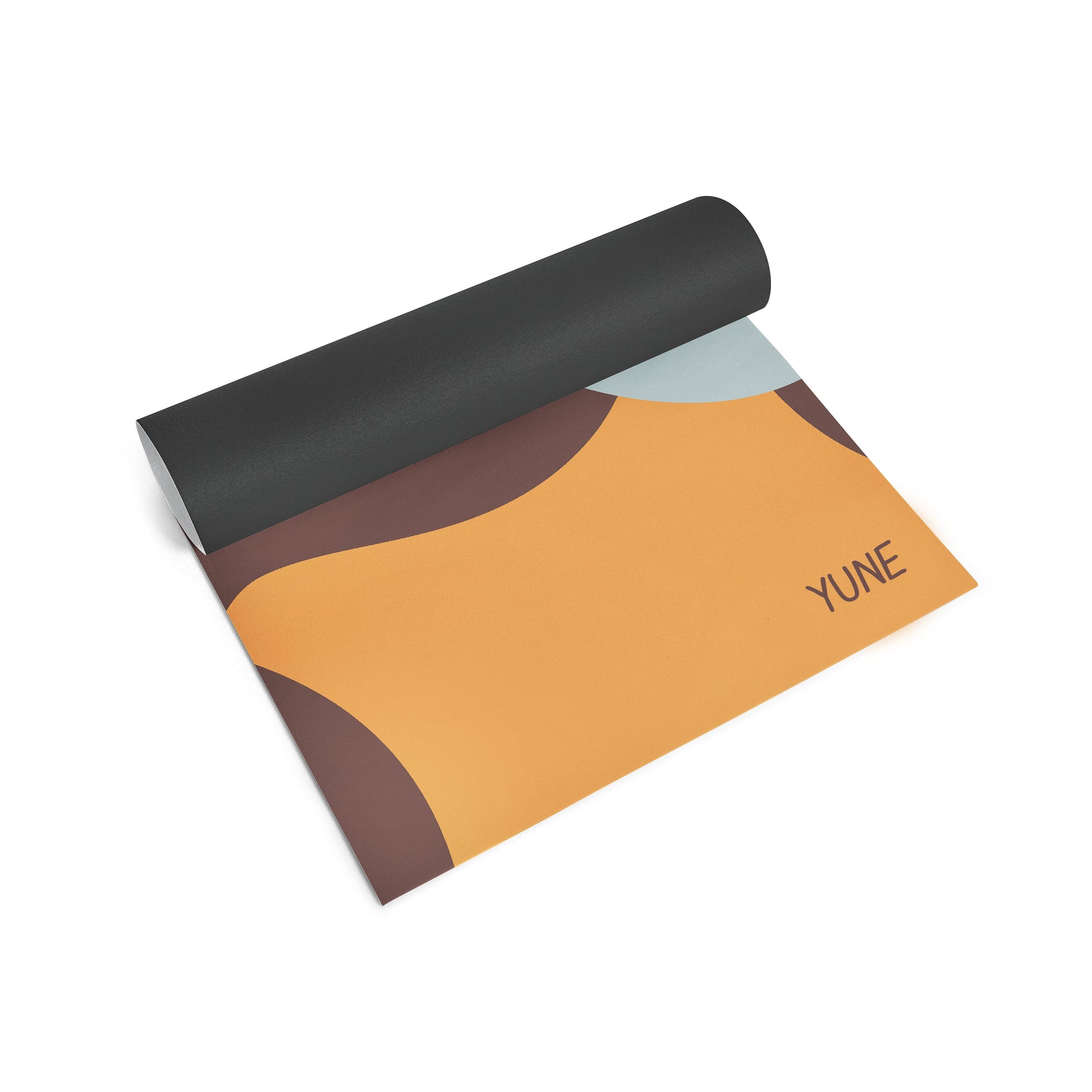 Tapis de yoga Yune Yoga enroulé, marron foncé et orange, motif abstrait