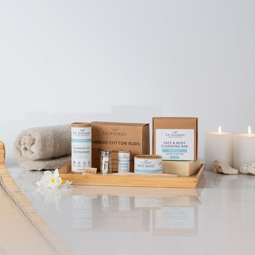 Coffret de soins J.L. Naturals sur plateau en bois : savon visage, face/ body balm, déodorant