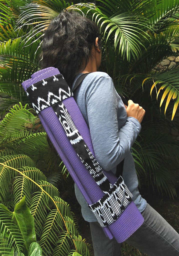 Sangle de tapis de yoga violette à motif noir et blanc, portée en bandoulière