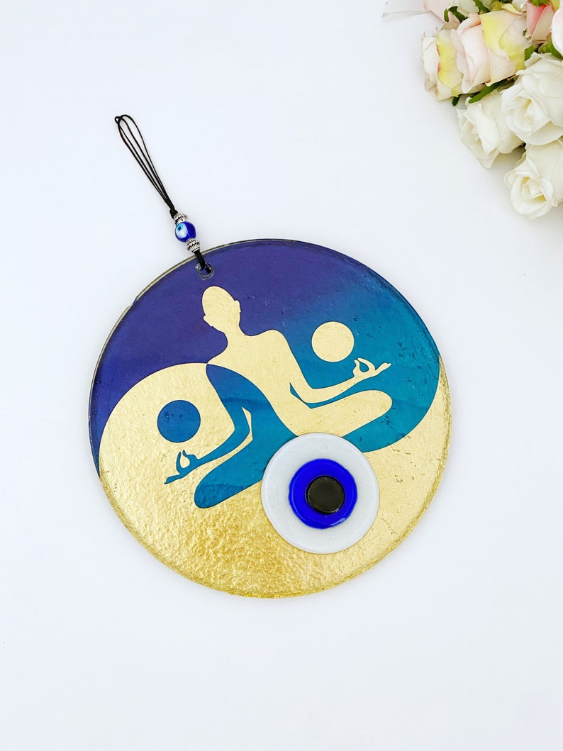 Pendentif mural rond motif yoga or et bleu, œil protecteur au centre