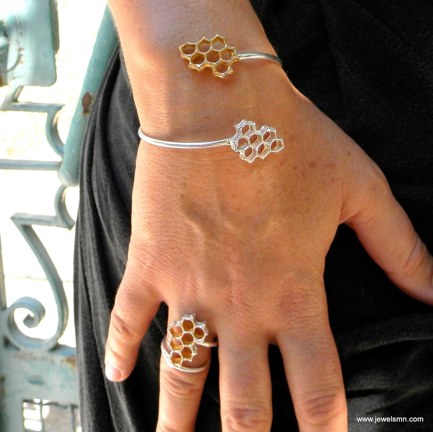 Bracelet manchette nid d’abeille en argent 925 électroformé, sur poignet et doigt