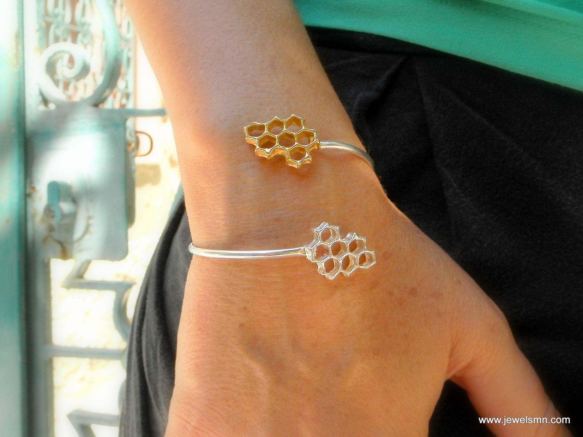 Bracelet manchette en argent 925 électroformé, motif nid d’abeille, sur poignet