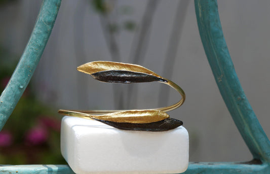 Bracelet manchette Hemys feuille d’olivier, or 14k doré et rhodium noir, profil