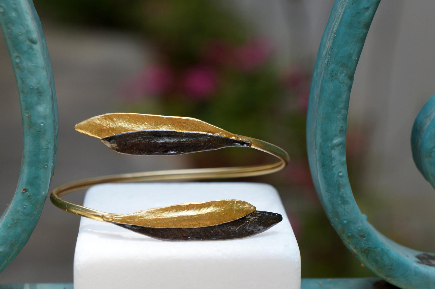Bracelet manchette Hemys feuille d’olivier, or 14k et rhodium noir, vue rapprochée