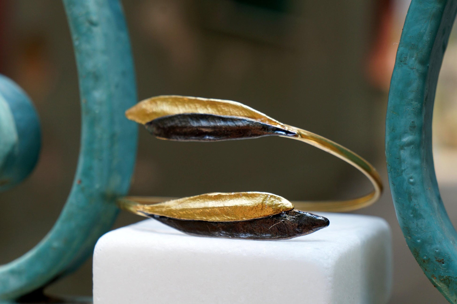 Bracelet manchette Hemys feuille d’olivier, or 14k et rhodium noir, vue en biais
