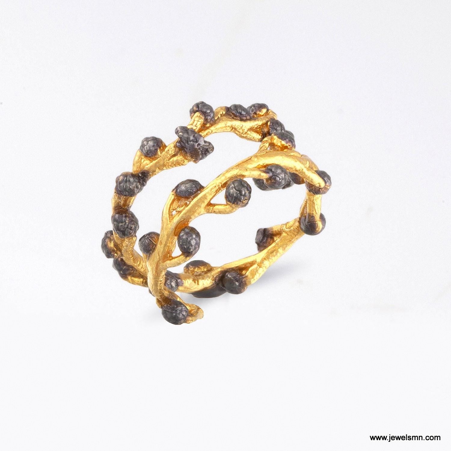 Bague motif brindille or avec pierres noires, design ajouré