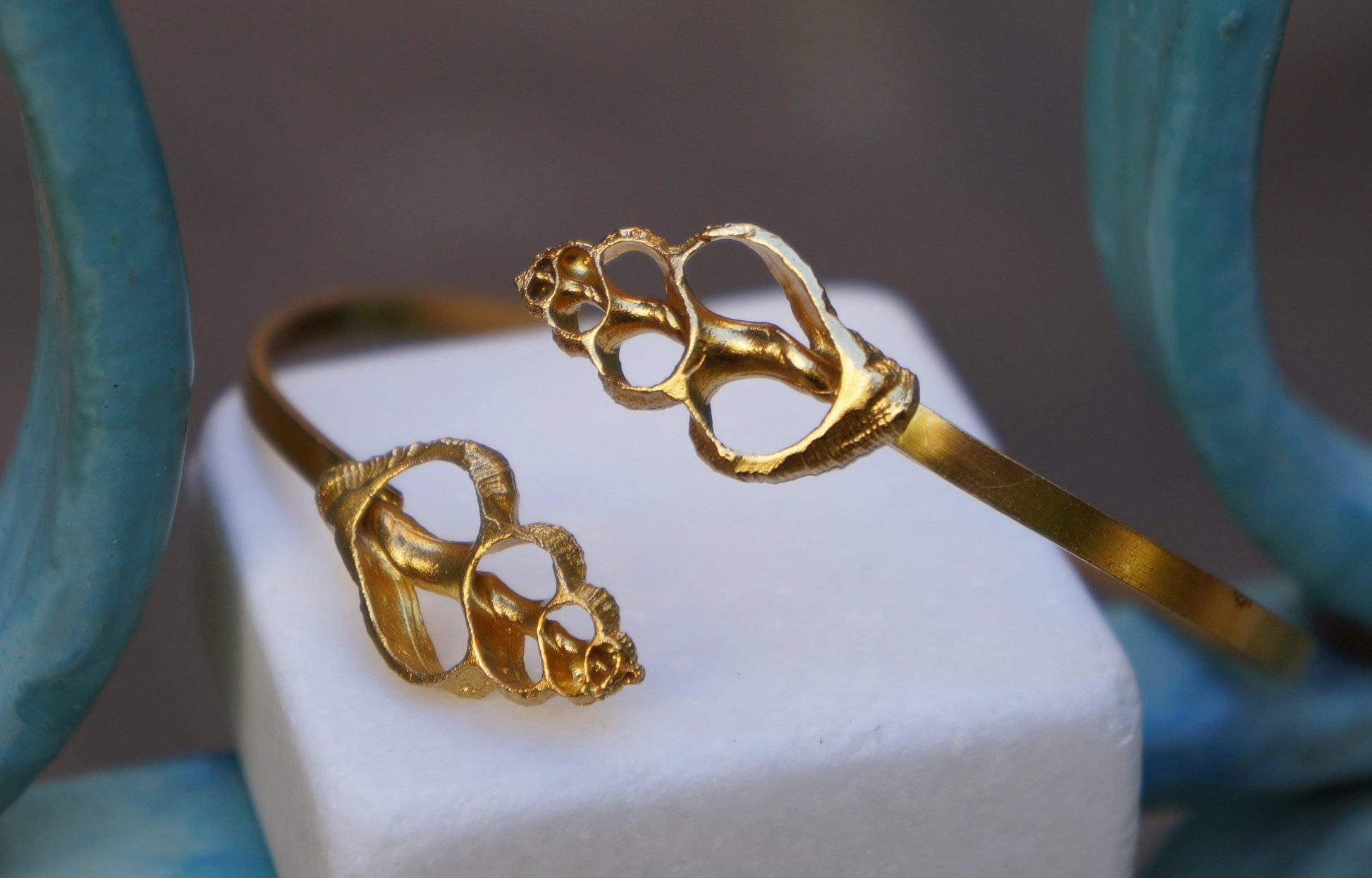 Bracelet manchette coquillage doré, fermoir ajustable, travail ajouré
