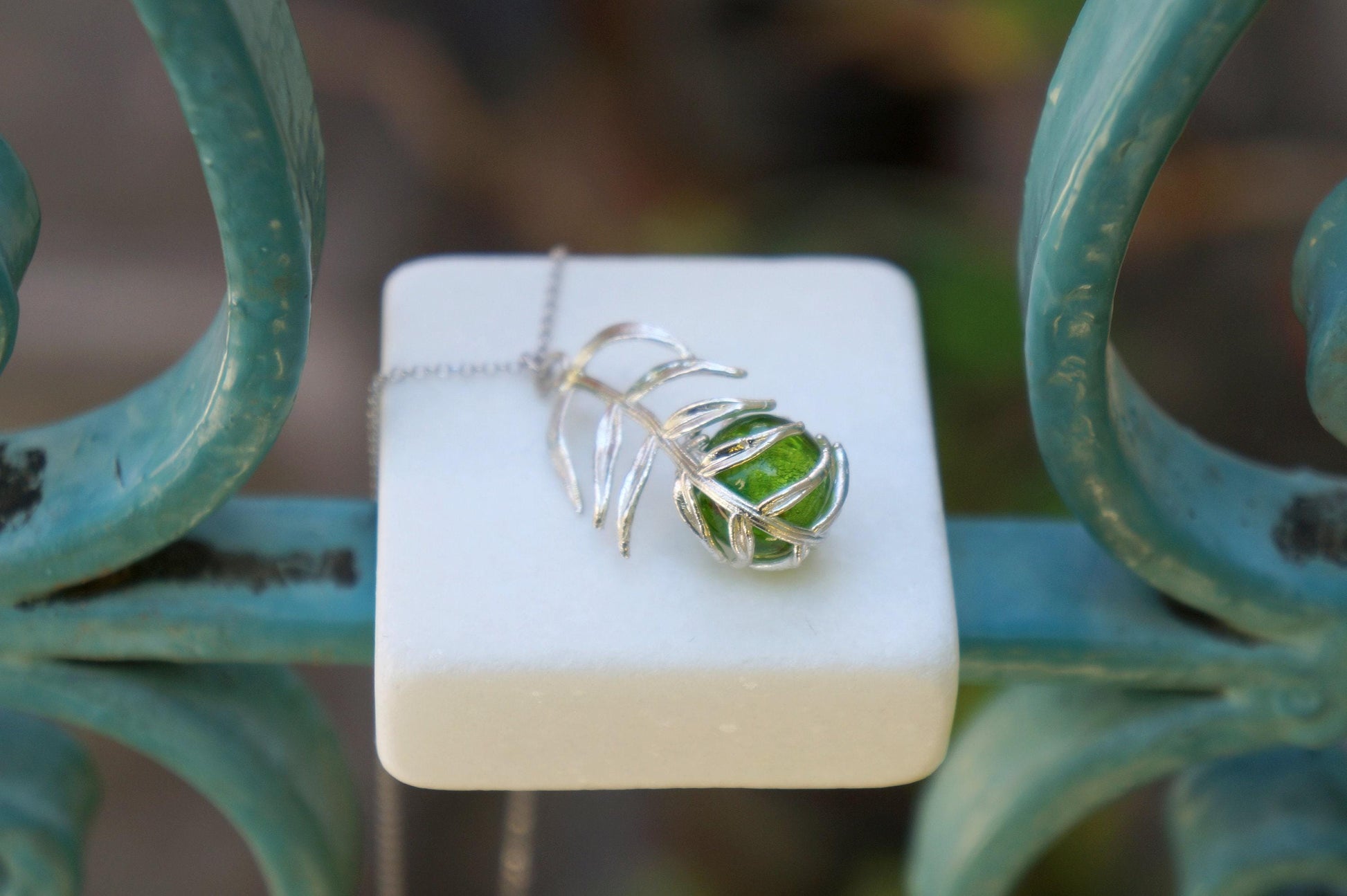 Collier argent 925, pendentif verre de Murano vert feuillage enroulé