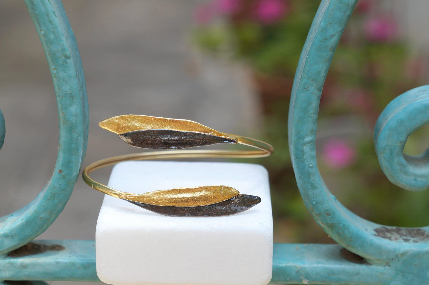 Bracelet manchette Hemys feuille d’olivier, or 14k, rhodium noir, deux feuilles superposées
