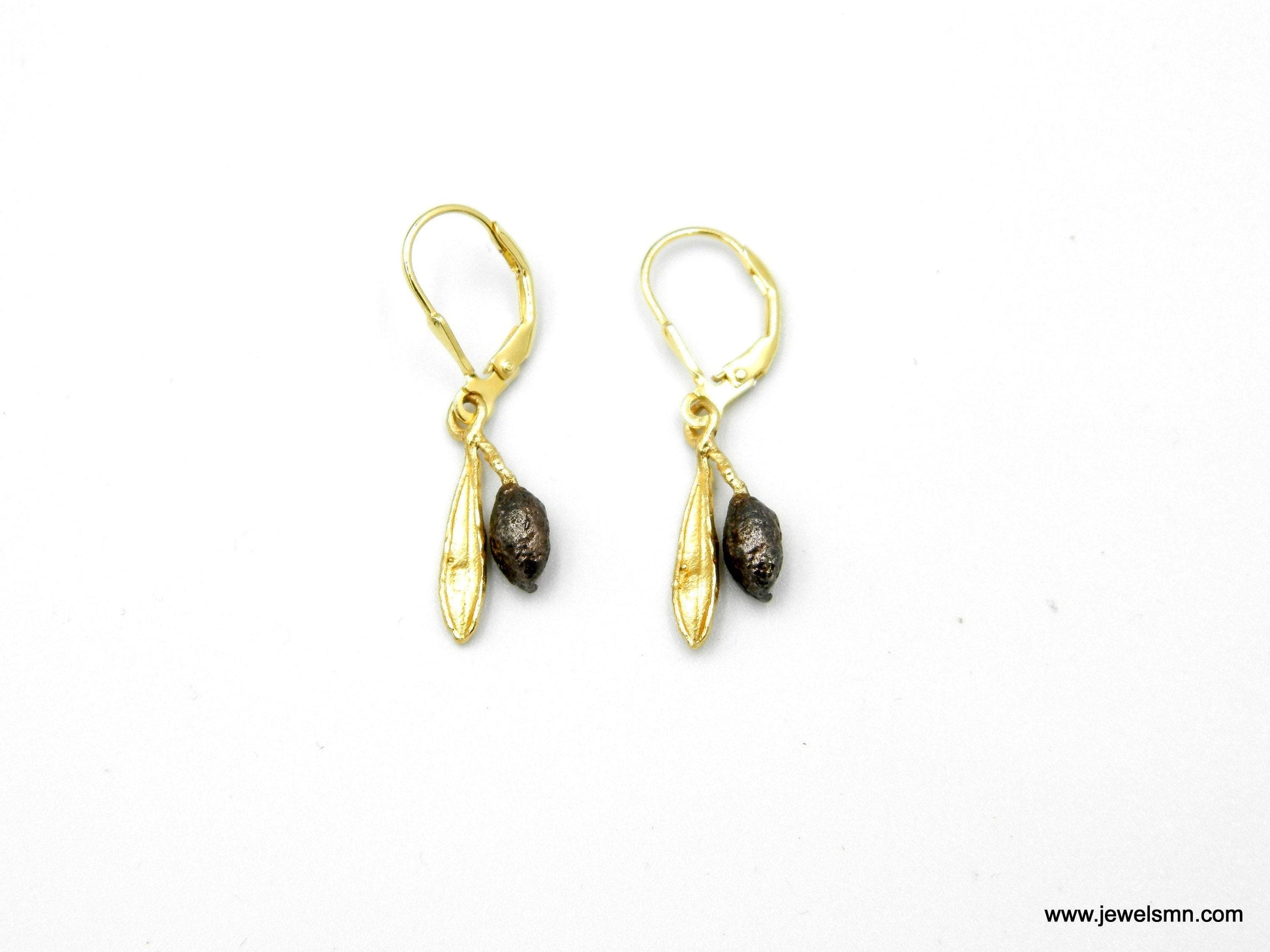 Boucles d’oreilles feuille d’olivier plaqué or, perle sombre et anneau