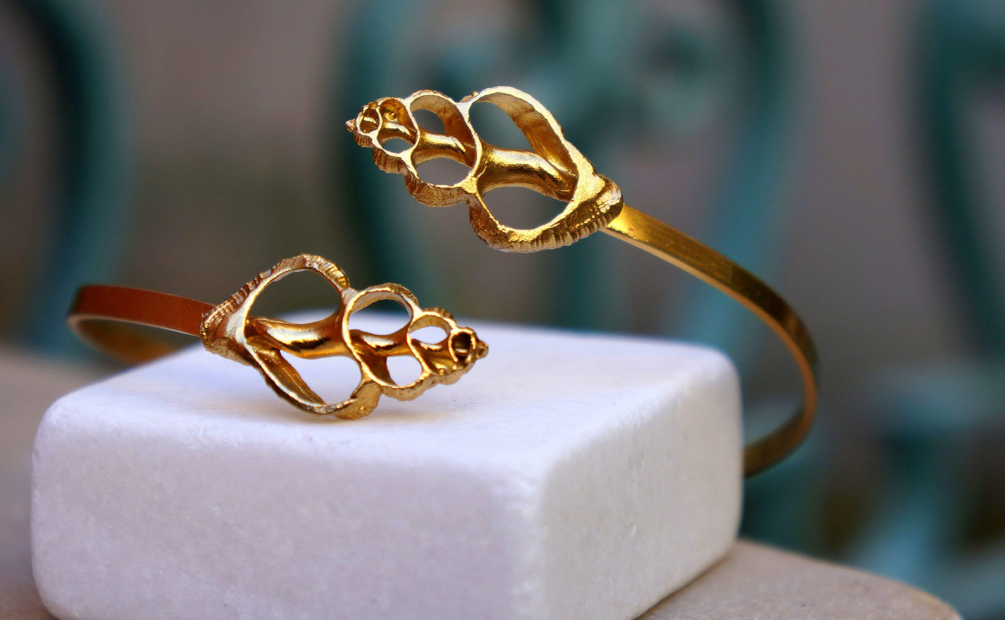 Bracelet manchette coquillage doré, vue de profil, motifs ajourés