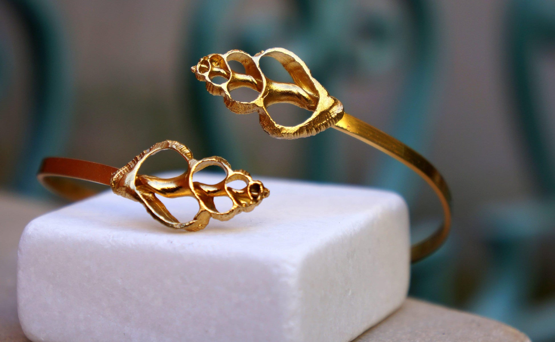 Bracelet manchette coquillage doré, vue de profil, motifs ajourés