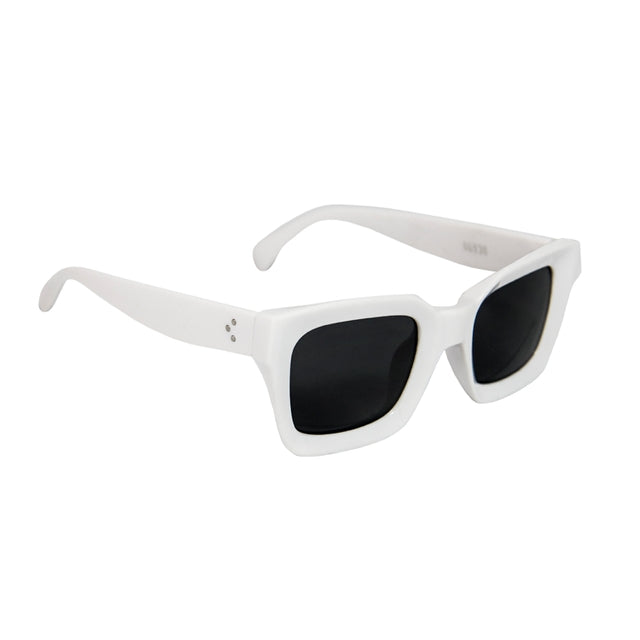 Lunettes de soleil blanches verres noirs avec branches fines et charnières visibles.