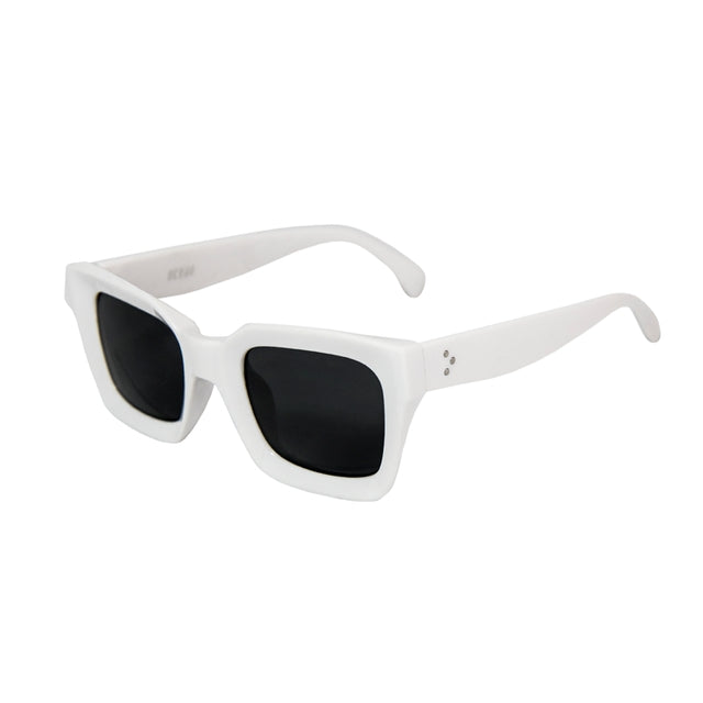 Lunettes de soleil blanches verres noirs avec branches fines et charnières visibles.