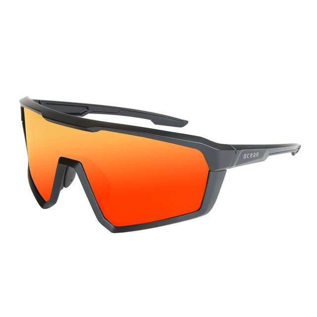 Lunettes de soleil enveloppantes noires, verres orange teintés, vue de côté