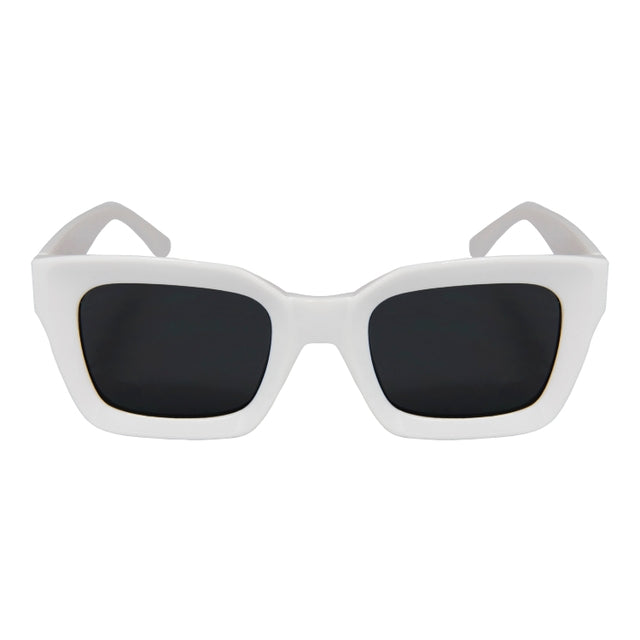 Lunettes de soleil blanches à verres noirs, monture rectangulaire arrondie.
