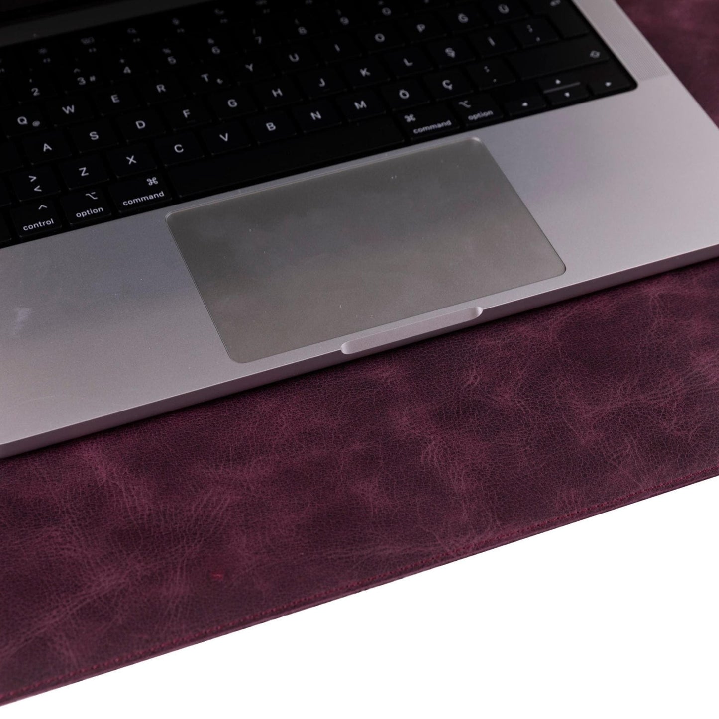 Sous-main en cuir bordeaux foncé, vue rapprochée, surface texturée pour clavier et souris
