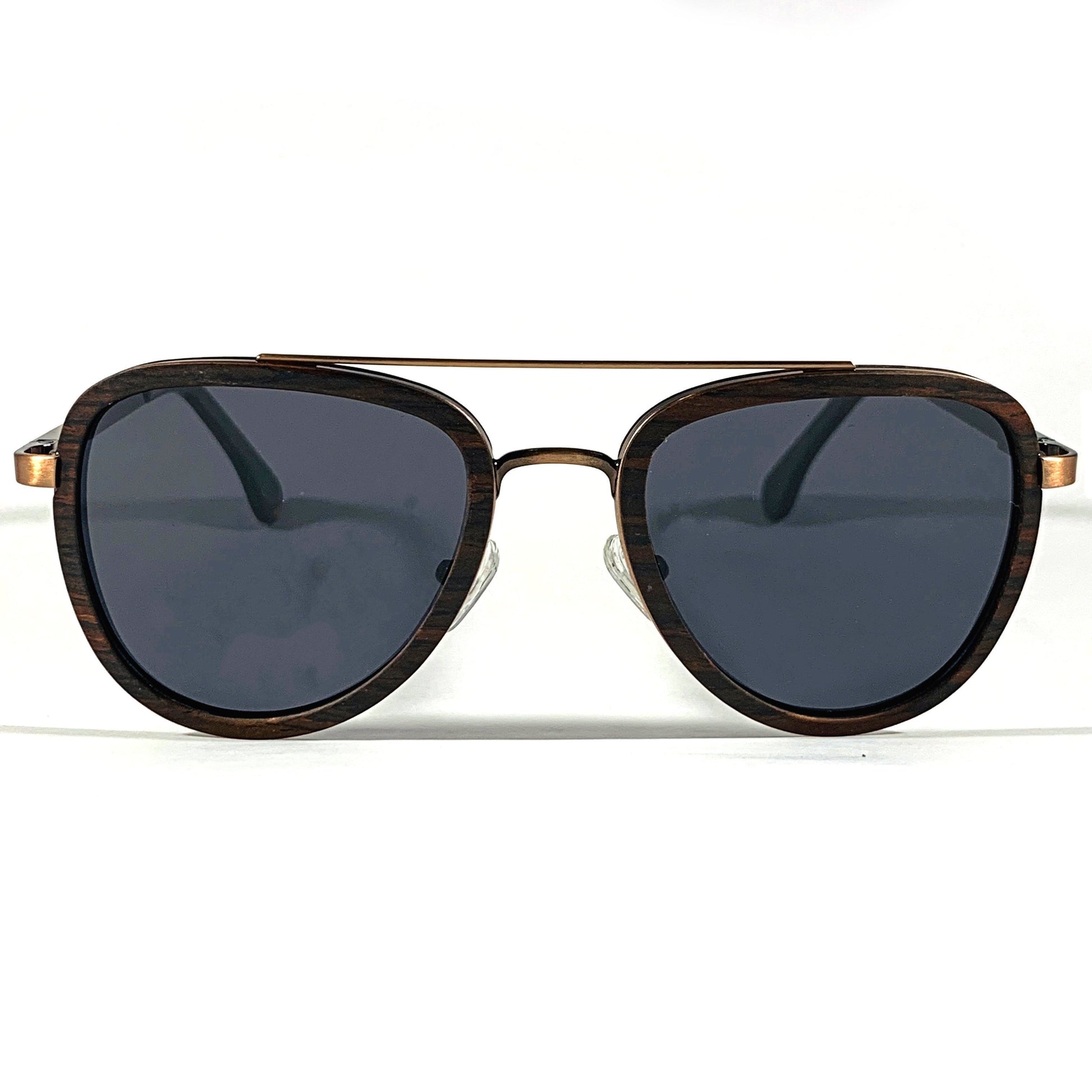 Lunettes de soleil à monture brune épaisse et verres gris foncé, forme arrondie