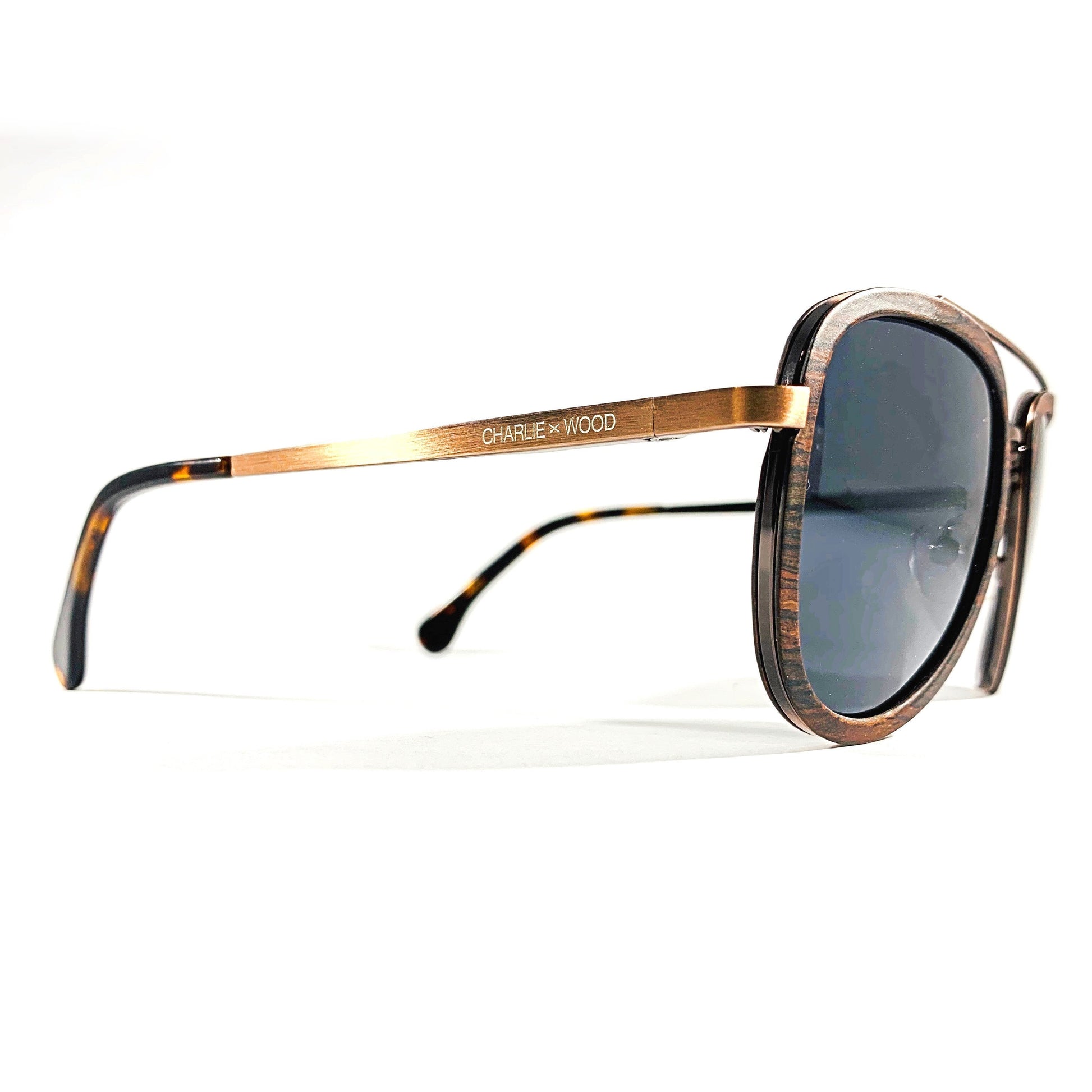 Lunettes de soleil unisex à monture brune motif écaille et verres gris foncé
