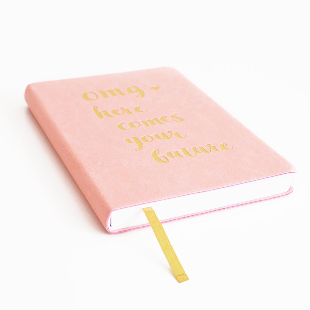 Carnet A5 rose à couverture dorée, ruban jaune en bas