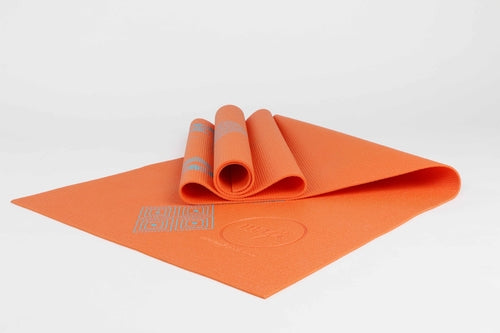 Tapis de yoga imprimé PVC orange, enroulé, motifs géométriques et cercle central