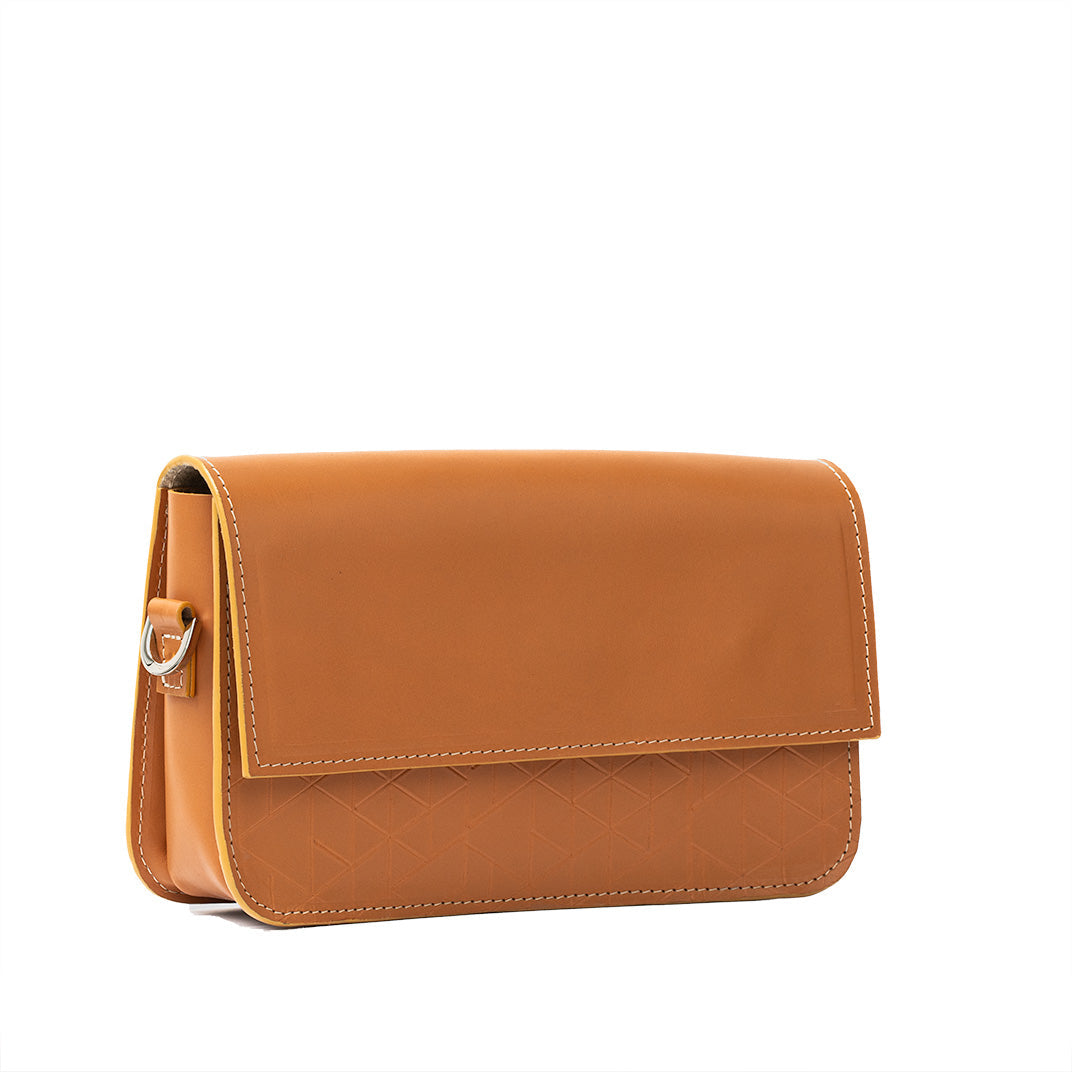 Sac bandoulière en cuir orange à rabat, surpiqûres visibles, bandoulière réglable.