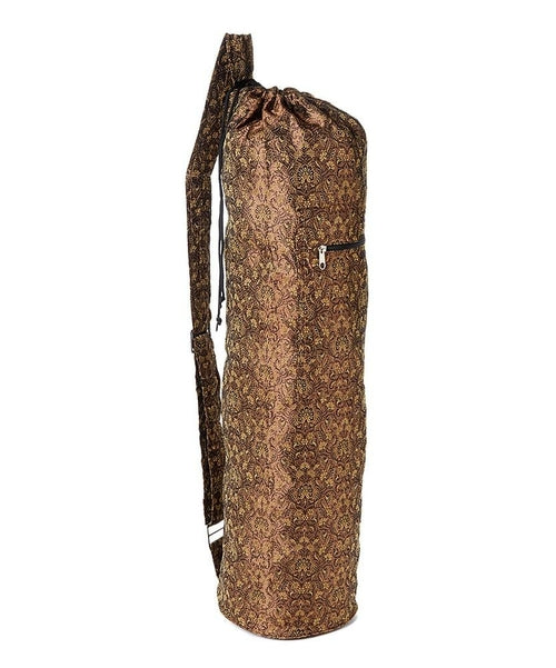 Sac de yoga cylindrique en tissu brun foncé, cordon de fermeture et poche zippée.