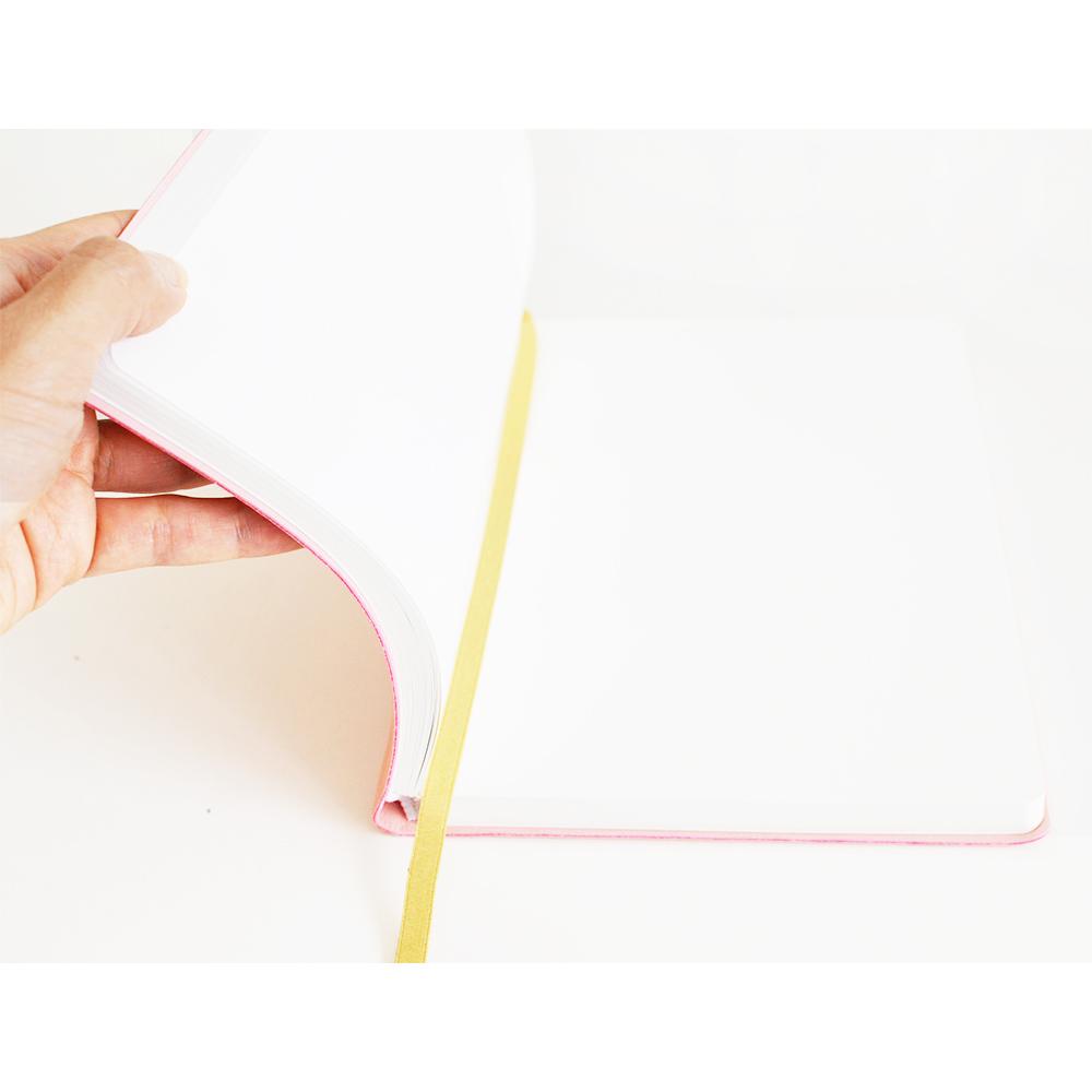 Carnet A5 rose ouvert, pages blanches et ruban marque-page jaune