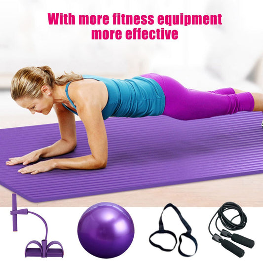 Tapis de yoga violet avec ballon d’exercice et accessoires de fitness, ensemble 5 pièces