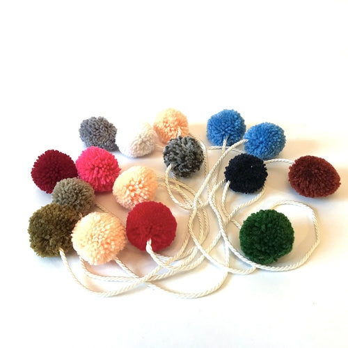 Sac bleu clair avec anses et pompons multicolores en textile