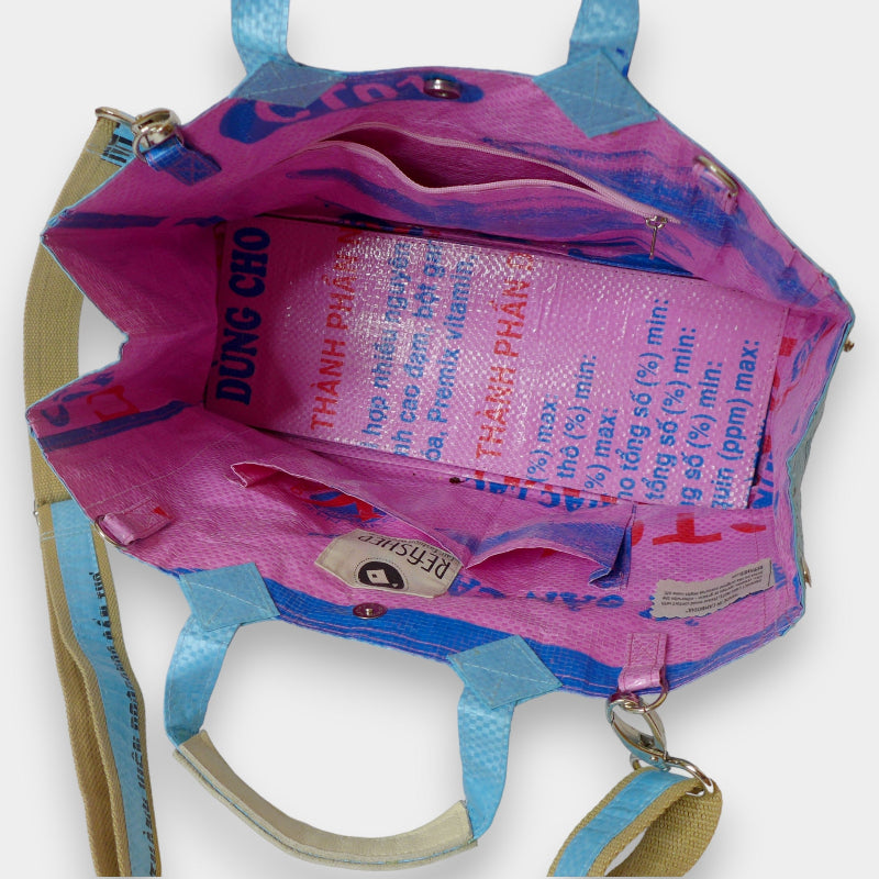Sac bleu clair doublé violet, intérieur avec étiquette et poches