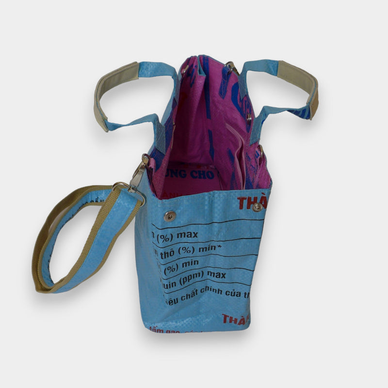 Sac pochon bleu clair et violet, bandoulière, inscriptions visibles