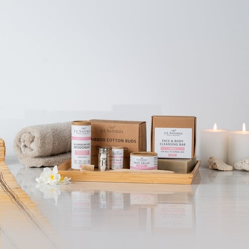 Coffret de soins J.L. Naturals sur plateau en bois : bâtonnets coton, déodorant, savon