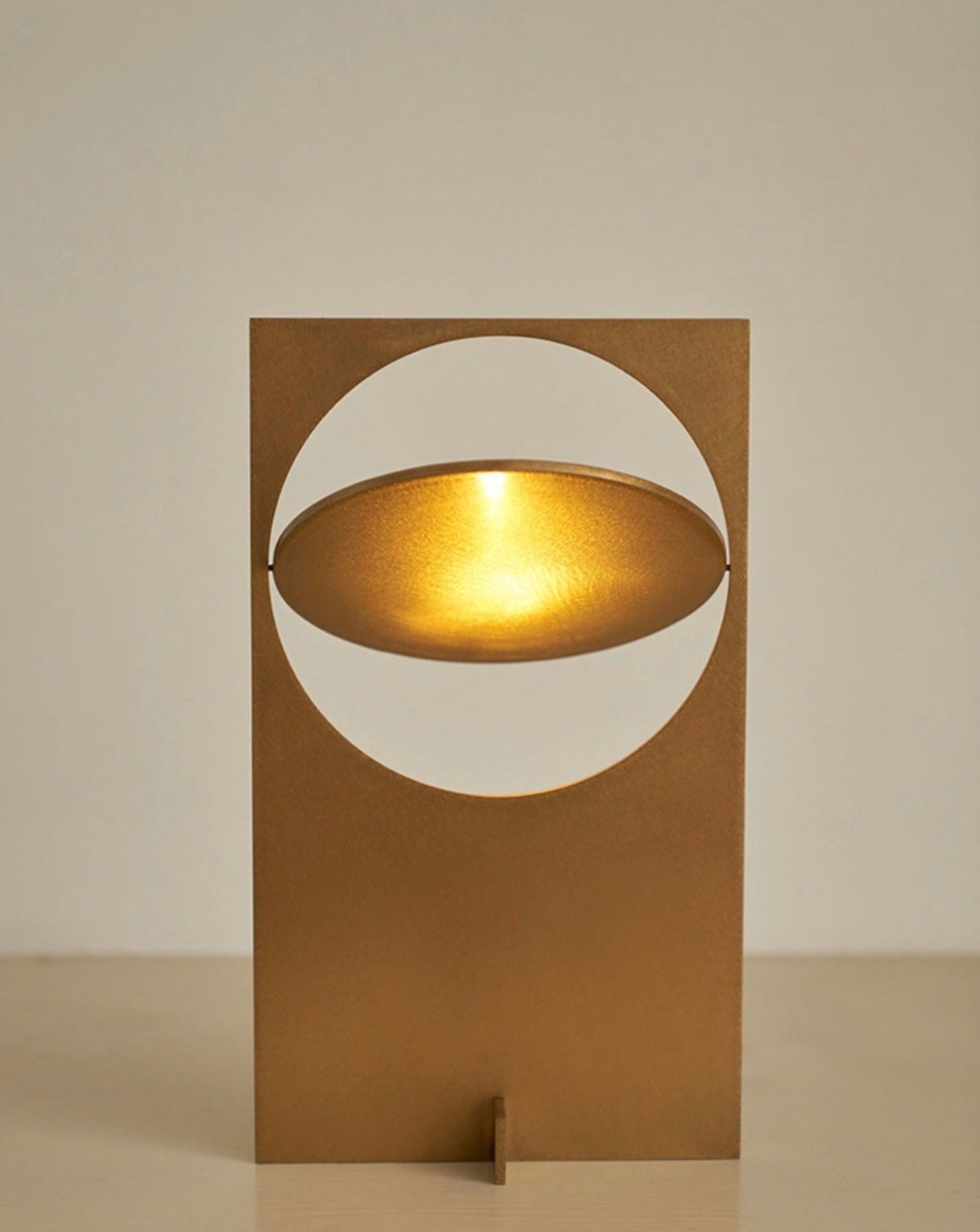 Lampe de table acier doré, panneau cuivré avec cercle blanc et réflecteur ovale doré