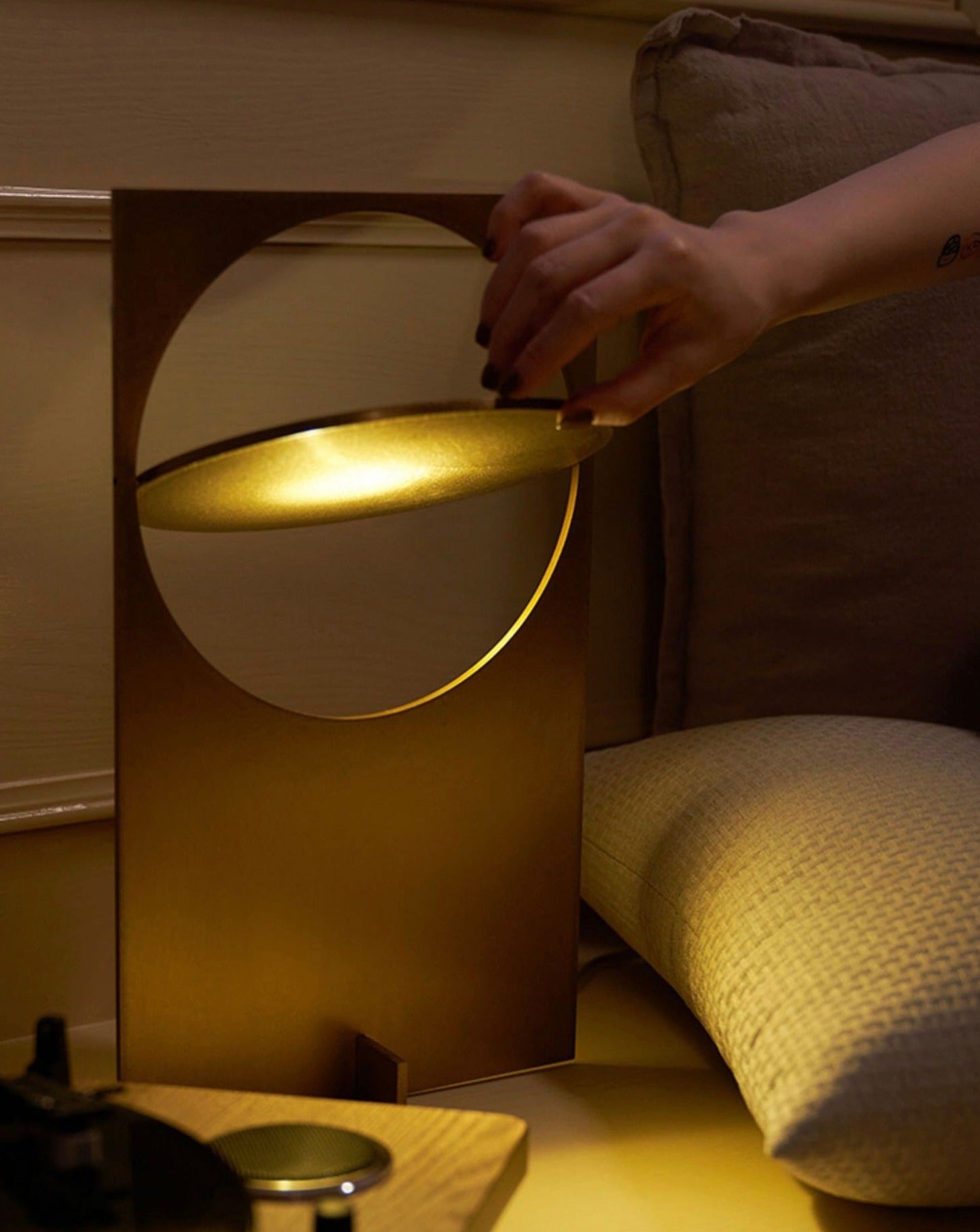 Lampe de table acier doré, panneau rectangulaire avec cercle lumineux et capot