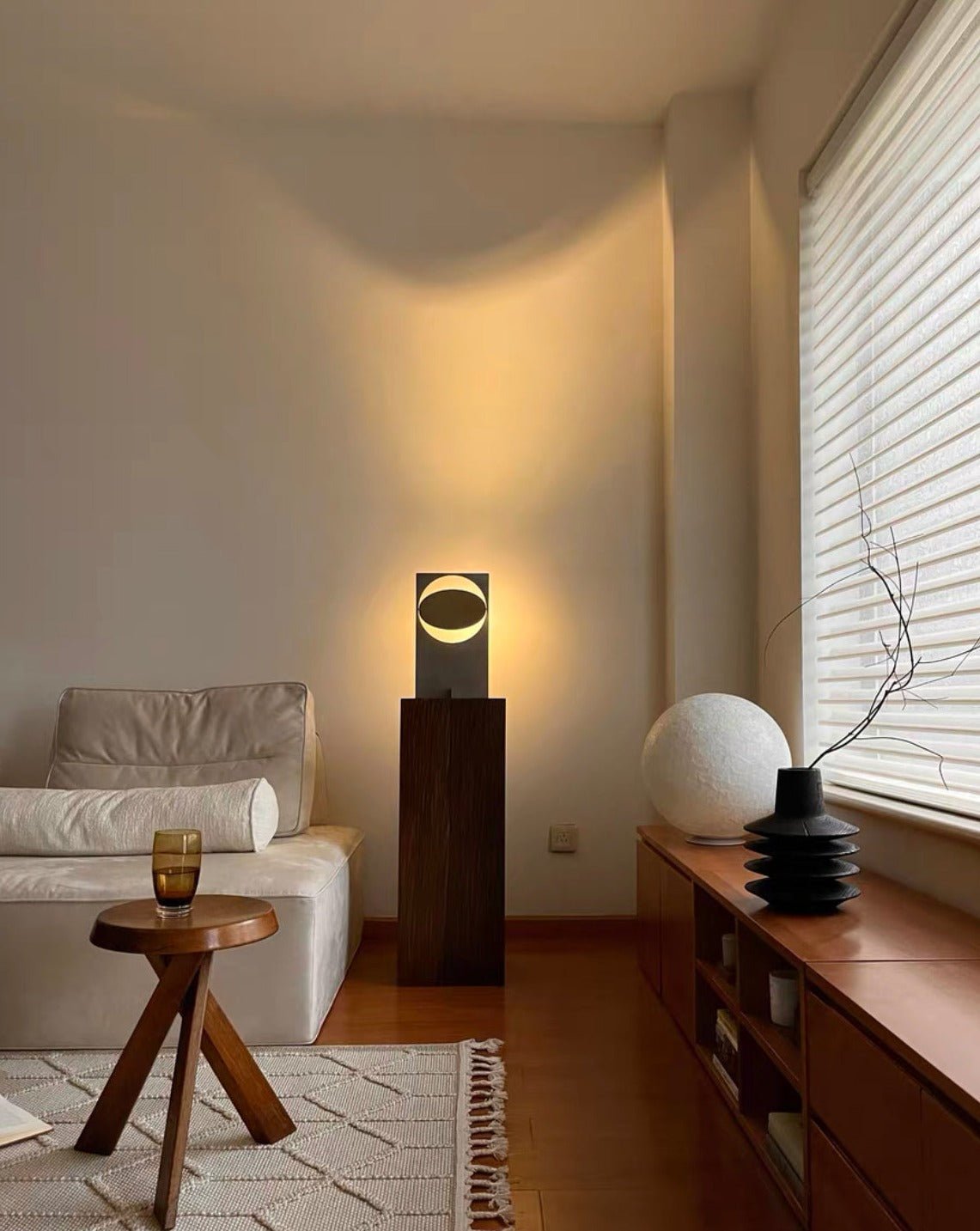 Lampe de table acier doré, base noire rectangulaire avec diffuseur circulaire lumineux