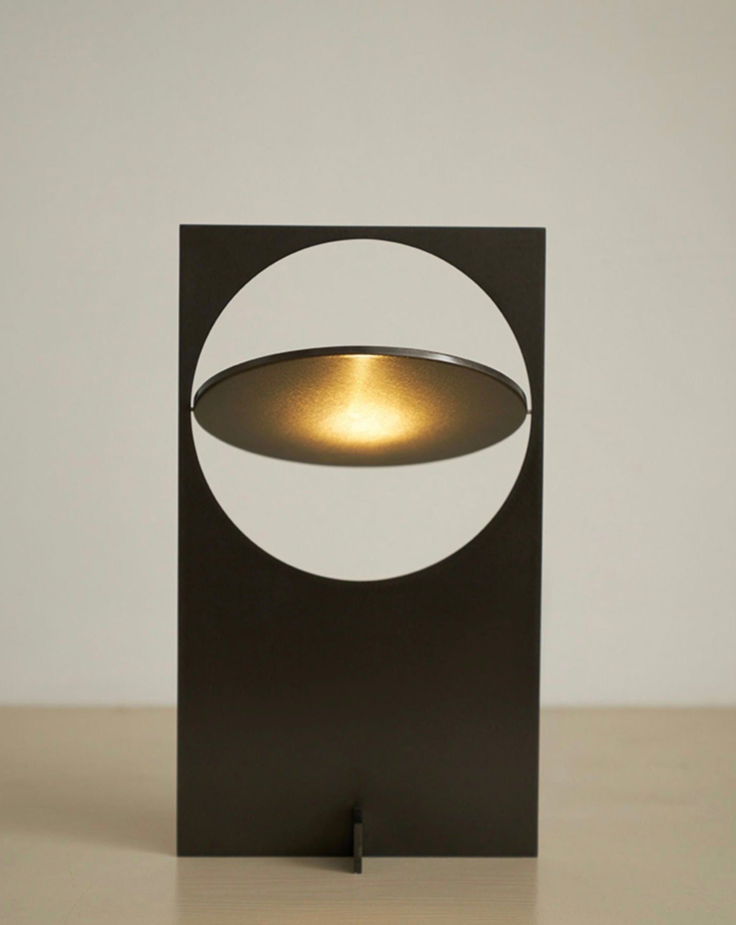 Lampe de table acier doré, panneau noir avec cercle blanc et réflecteur ovale
