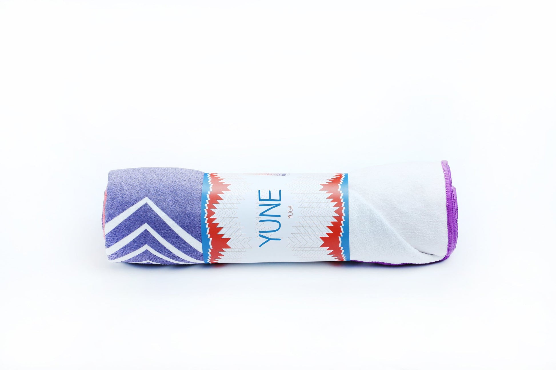 Serviette de yoga roulée, motifs chevrons bleu, rose et violet, étiquette YUNE