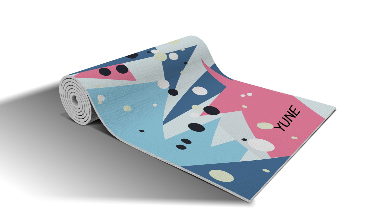 Tapis de yoga Yune multicolore plié, motifs géométriques, logo YUNE visible