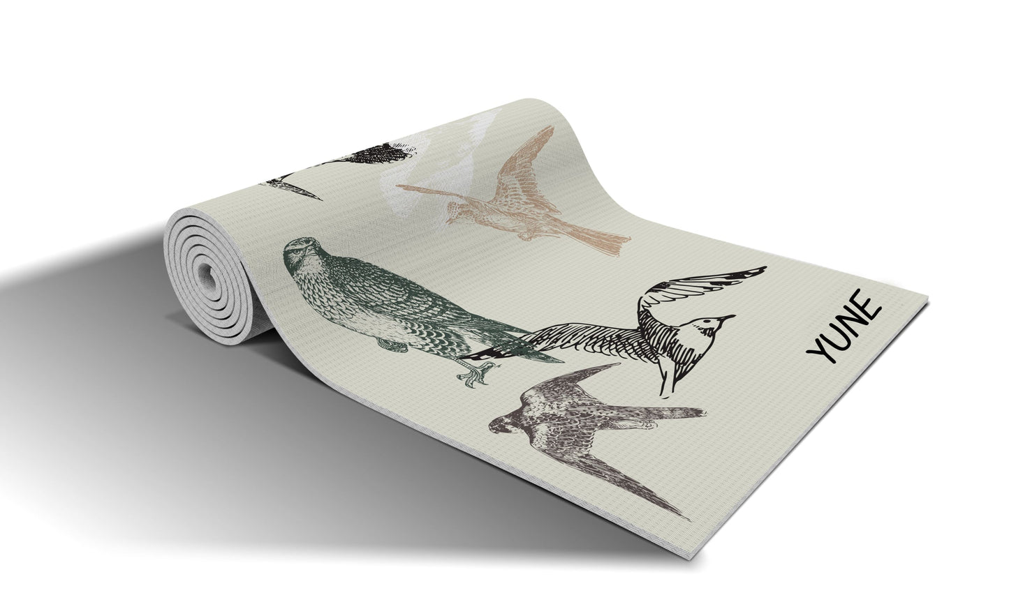 Tapis de yoga beige imprimé d’oiseaux, enroulé, logo YUNE