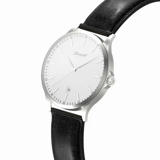 Montre H|Watch Série 2 à cadran blanc et bracelet en cuir noir.